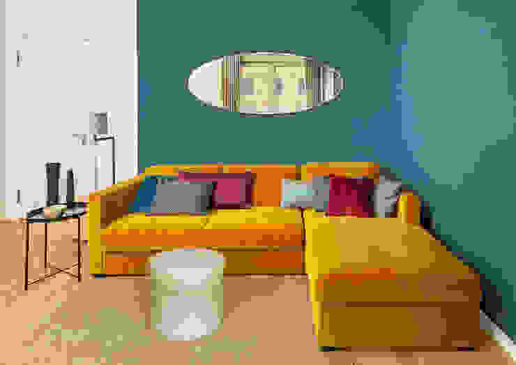 Wohnzimmer CONSCIOUS DESIGN - INTERIORS Moderne Wohnzimmer Holz Orange Sofa , orange, wand petrol, spiegel, oval