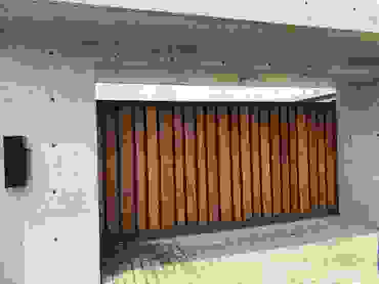 電動車庫門/緬甸柚木 謝木木工作室 Windows & doors Doors Metal Wood effect