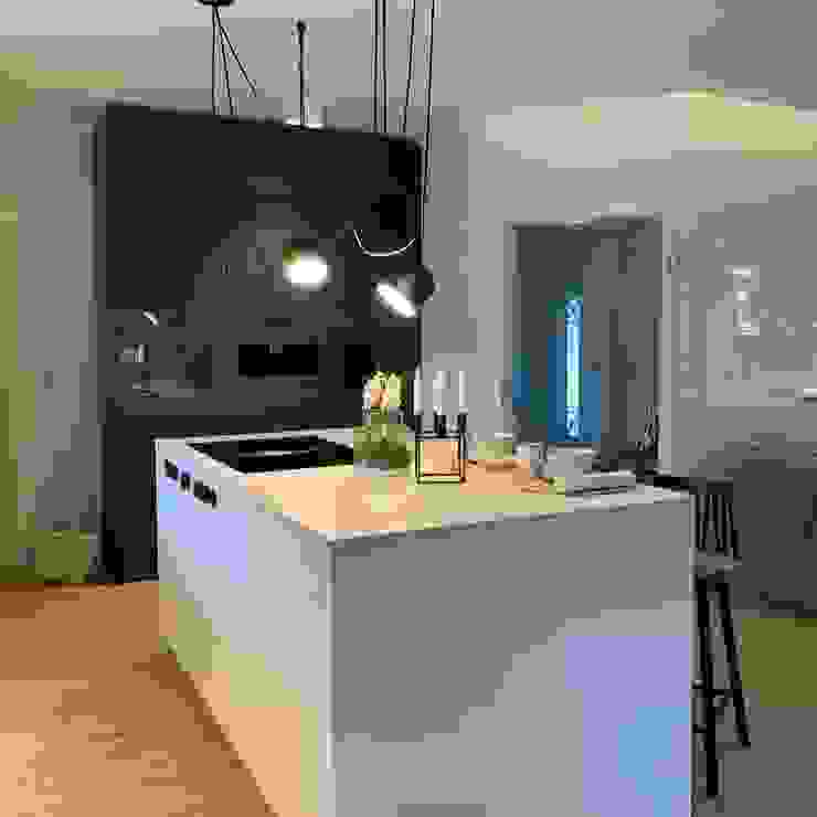 Moderne Kochinsel mit stylischen Lampen als Eyecatcher küche und raum axel meyer gmbh Einbauküche Weiß Leicht, Küchen, modern, Beleuchtung, Kücheninsel, Inselküche, Einbauküche