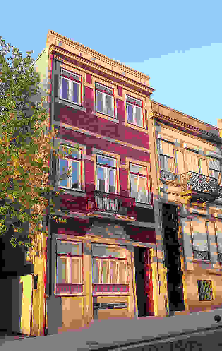 Fachada para a rua José Melo Ferreira, Arquitecto Habitações multifamiliares fachada, azulejos, caixilharia em madeira, apartamentos, reabilitação, urbana, arquitecto, porto, turísmo, alojamento, turístico,