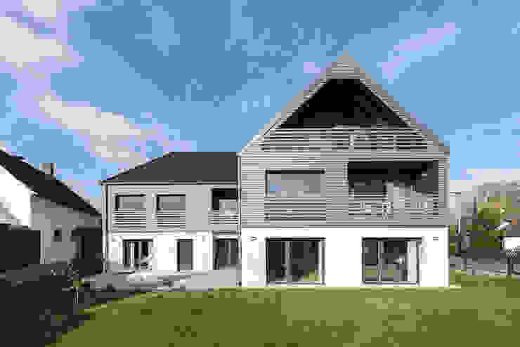 Bauernhof 2.0, arcs architekten arcs architekten Einfamilienhaus Wolke,Himmel,Pflanze,Gebäude,Fenster,Haus,Baum,Grundstück,Gras,Holz