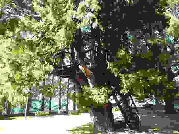 Gli Esterni - Terrazza Parco Teresio Olivelli Sullalbero Balcone, Veranda & Terrazza in stile moderno Legno casa sull'albero, sull'albero, cabinporn, case in legno, treehouse, terrazza