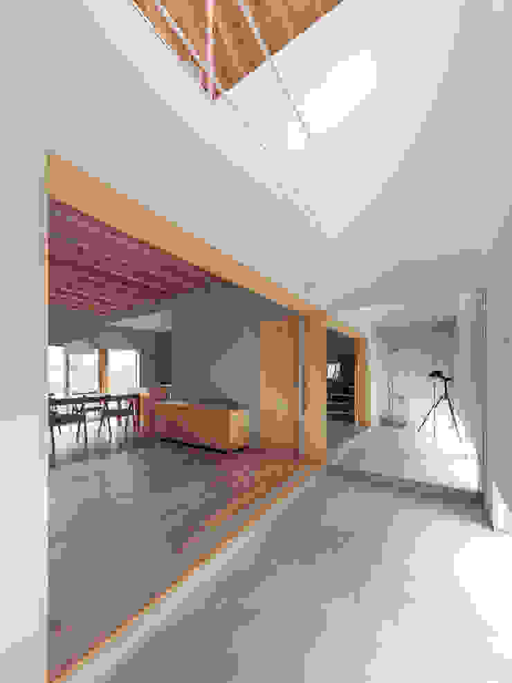 長岡京の家 STUDIO RAKKORA ARCHITECTS モダンスタイルの 玄関&廊下&階段