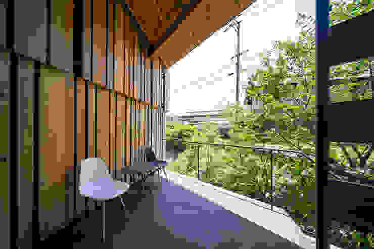Oranque, キリコ設計事務所 キリコ設計事務所 Balkon Fliesen Schwarz