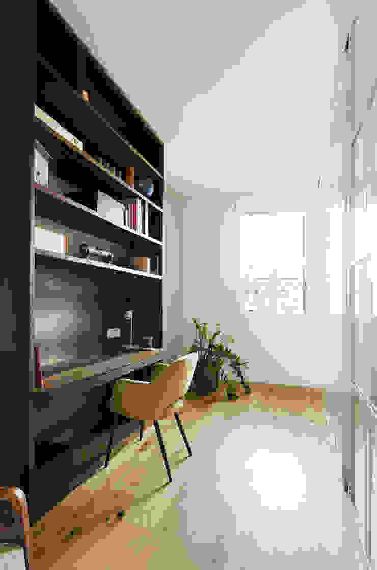 Attico RG - studio locatelli pepato Studio moderno Legno massello Marrone locatelli pepato architetto architetti padova ristrutturazione centro storico padova appartamento attico loft ingresso corridoio soggiorno living salotto legno tavole metallo doghe porte scorrevoli vetro studio angolo scrittoio poltroncina mobile