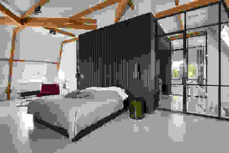Slaapkamer loft met klassieke balken Sigrid van Kleef & René van der Leest - Studio Ruim Moderne slaapkamers Hout balken zolder master bedroom gerookt eiken bedachterwand