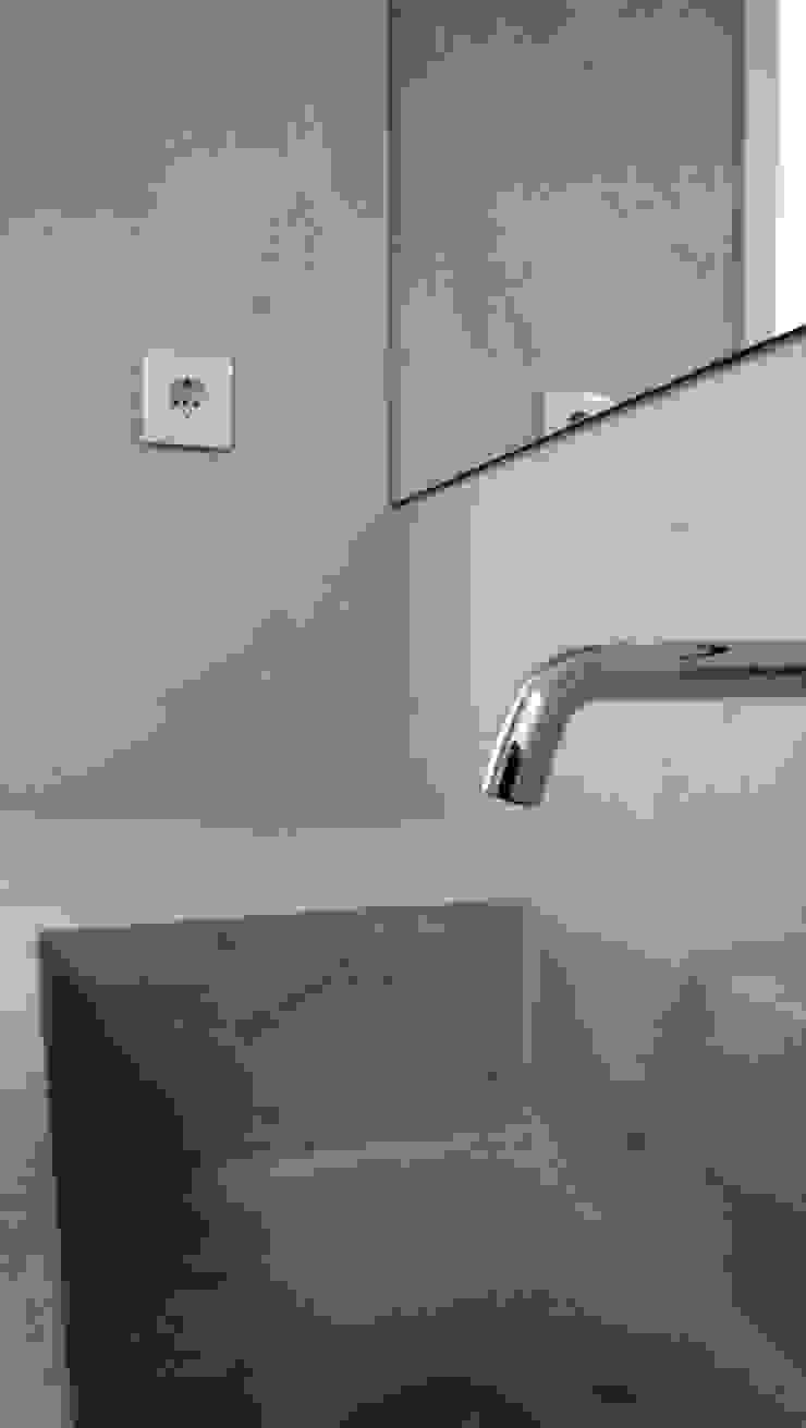 Casa de banho - Microcimento, cinza azulado, a luz natural do tecto. mafalda.lopes.arquitecta Casas de banho modernas casa de banho