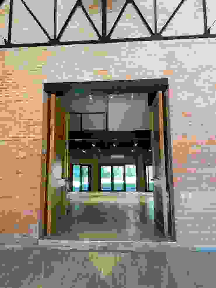 Fainzilber Arqts. Rustic style garage/shed Bricks
