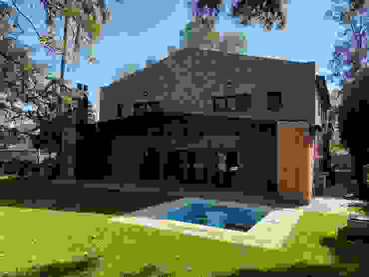 Fainzilber Arqts. Rustic style house Bricks