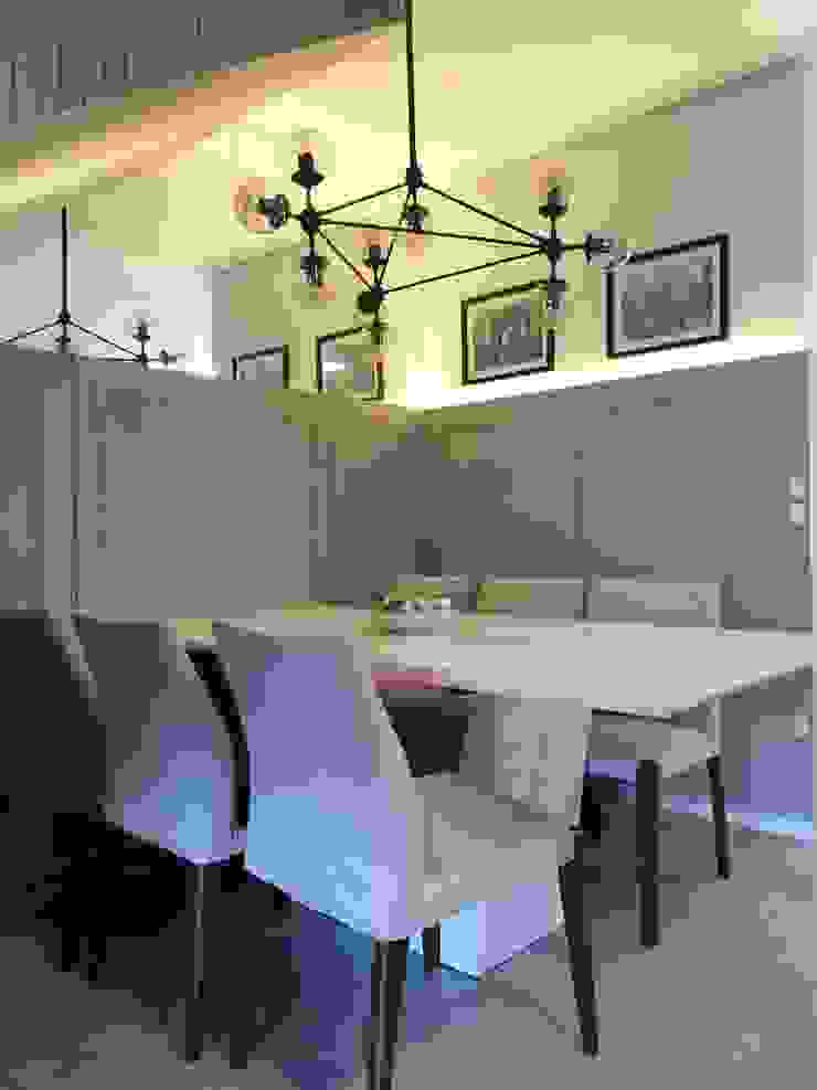 Sala de jantar Larissa Minatti Interiores Salas de jantar minimalistas Cinza Mesa vidro branco, mesa branca, cadeiras cinza, painel boiserie, painel lambri, espelho, pendente, pendente bella iluminação