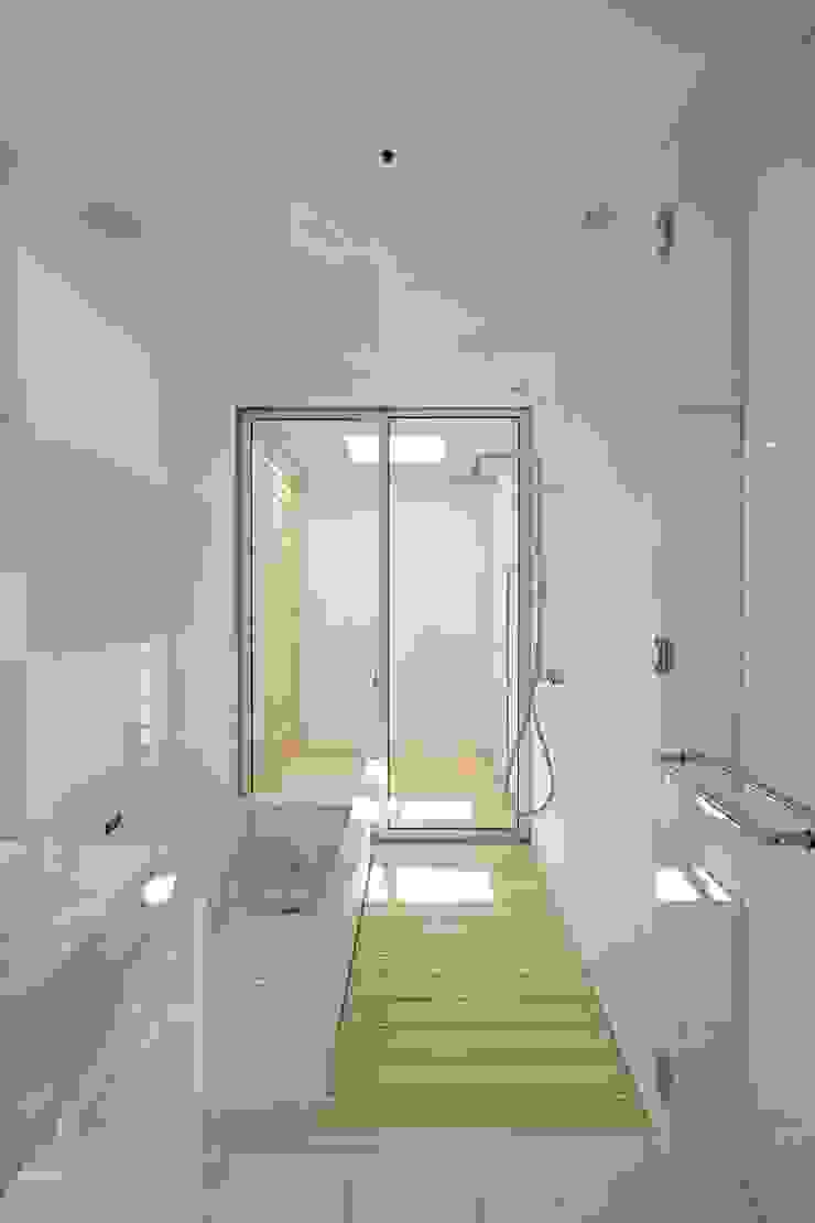 豊川の家-toyokawa, 株式会社 空間建築-傳 株式会社 空間建築-傳 Scandinavian style bathroom White