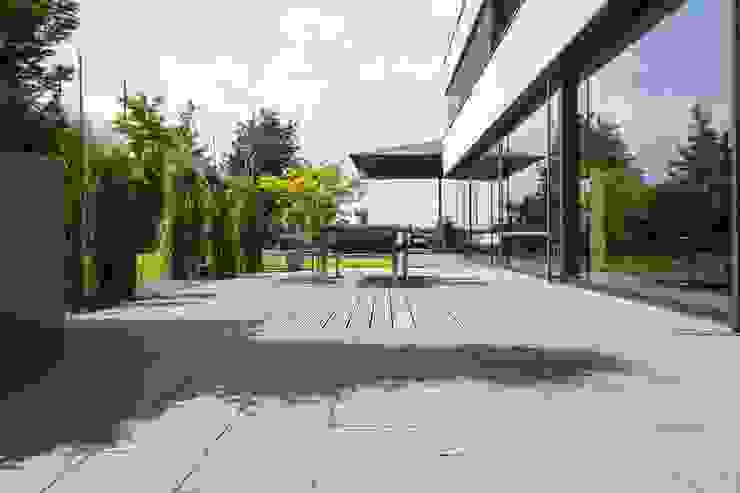 Alles außer Standard. METTEN Stein+Design GmbH & Co. KG Moderner Balkon, Veranda & Terrasse Beton Wolke,Himmel,Anlage,Straßenbelag,Schatten,Asphalt,Baum,Urban design,Gras,Bürgersteig