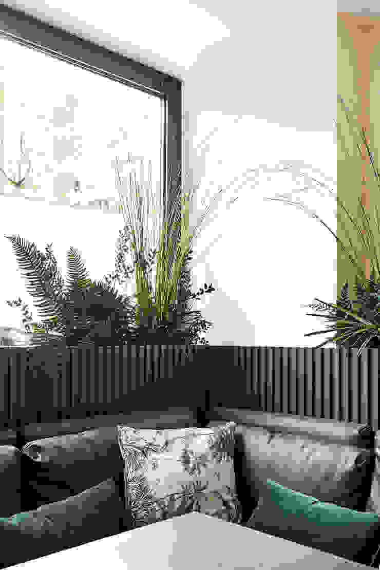 angolo lounge con verde stabilizzato Lascia la Scia S.n.c. Spazi commerciali greenery verde stabilizzato arredo su misura vaso piante,Bar & Club