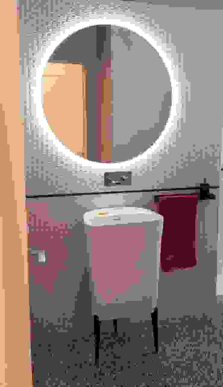 Il bagno StudioA di Annalisa Mapelli Bagno moderno bagno, bagno moderno, specchio rotondo, specchio retro illuminato, lavabo bianco, lavabo free standing, rubinetteria a muro, piastrelle bianche, ceramica bianca