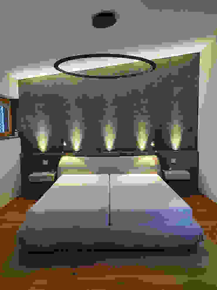 Wohnhaus5 DRECHSLER INTERIORS Moderne Schlafzimmer Schlafzimmer Polsterbett Bett Schlafen Lichtdesign