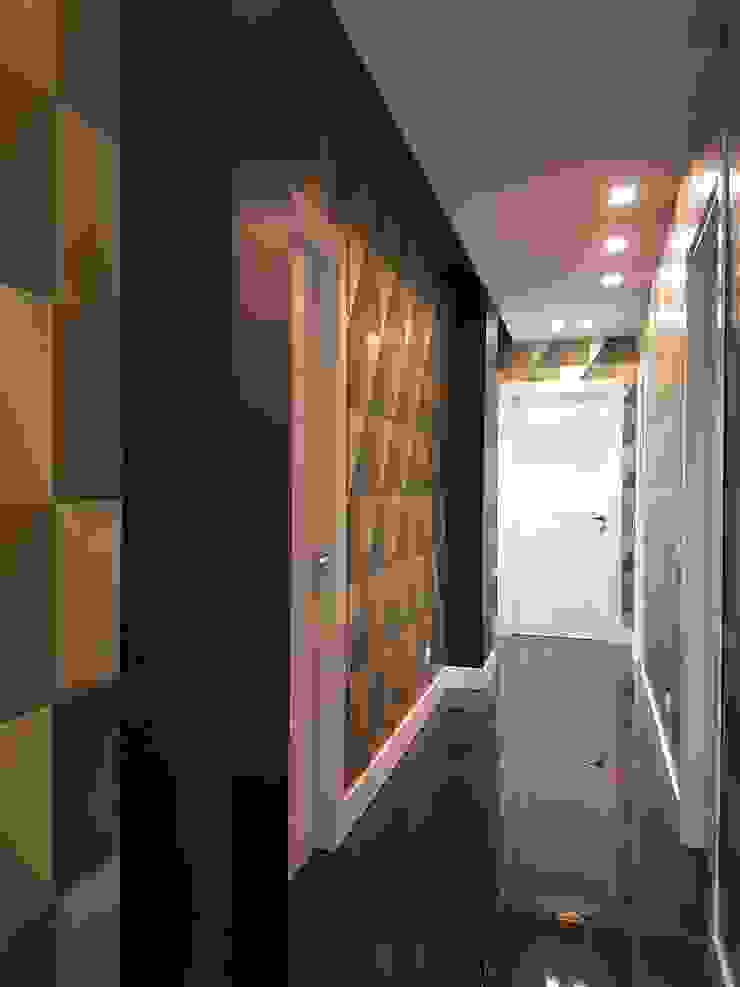 Corridoio Clointeriors- Claudio Corsetti Ingresso, Corridoio & Scale in stile moderno corridoio/corridoio lungo/casa moderna/faretti a soffitto/carta da parati/wallpaper/corridor