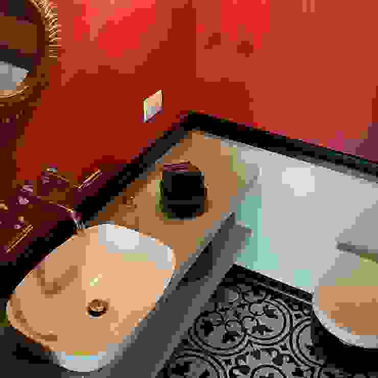 Piccolo bagno ospiti Clointeriors- Claudio Corsetti Bagno moderno Rosso bagno ospiti/bagno rosso/lavabo a ciotola/pavimento decorato