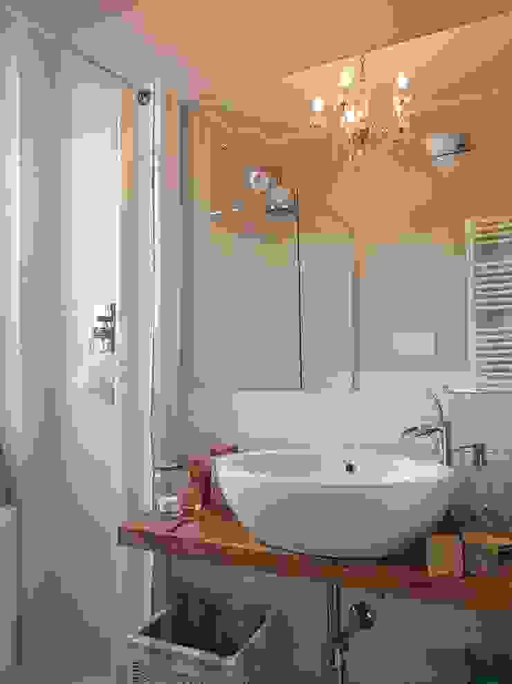 Bagno shabby....industrial? Clointeriors- Claudio Corsetti Bagno eclettico Grigio bagno vintage/bagno moderno/bagno bianco/lavabo/lampadario/doccia