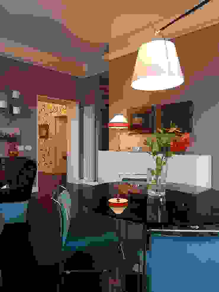 Soggiorno Clointeriors- Claudio Corsetti Soggiorno eclettico Beige soggiorno moderno/camera da pranzo/tavolo da pranzo/tavolo nero/soggiorno colorato/tolomeo/madia/pavimento nero