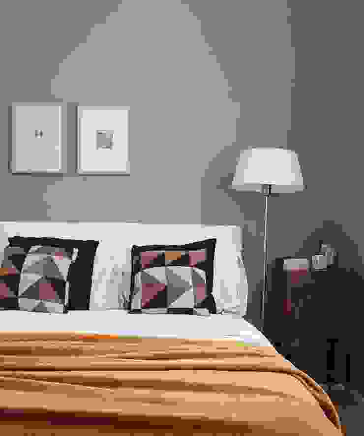 Camera da letto Clointeriors- Claudio Corsetti Camera da letto piccola camera da letto/camera da letto piccola/pareti verdi/camera colorata/cuscini colorati/senape