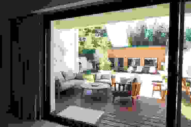 SAB & CO Modern balcony, veranda & terrace