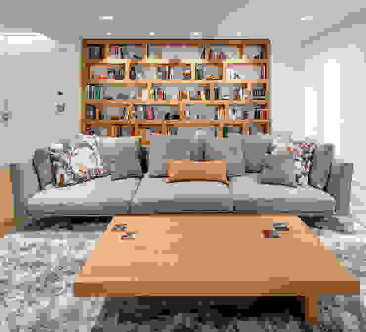 Salón con librería Arkiria Salones de estilo moderno Madera maciza Salón, librería, madera maciza