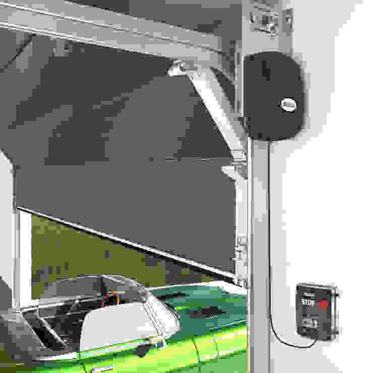 Automatismos para Portões de Garagem, Motorline Electrocelos S.A. Motorline Electrocelos S.A. Modern style doors Iron/Steel Black Doors