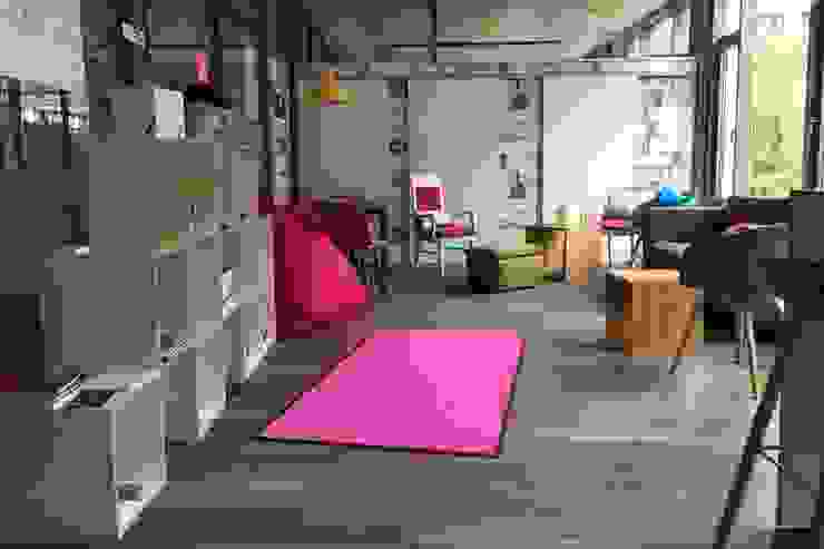 Collaboration Room _WERKSTATT FÜR UNBESCHAFFBARES - Innenarchitektur aus Berlin Moderne Arbeitszimmer Showroom, Präsentationsraum, Eingangsbereich, Treffpunkt, Besprechungsraum, Lounge, Büro, Flur, repräsentativer Raum, Innovationsfläche, Ausstellungsfläche