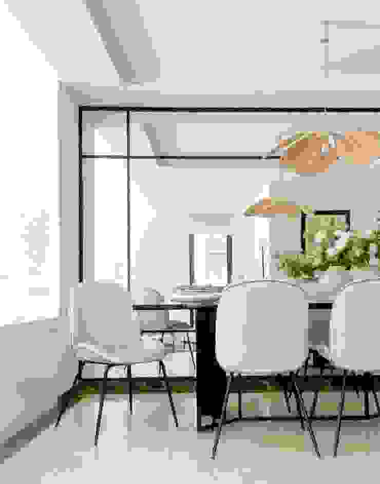 Interiorismo de Comedor Tavara Comedores de estilo moderno Blanco Mueble,Propiedad,Mesa,Edificio,Planta,Silla,Madera,Diseño de interiores,Sombra,Piso