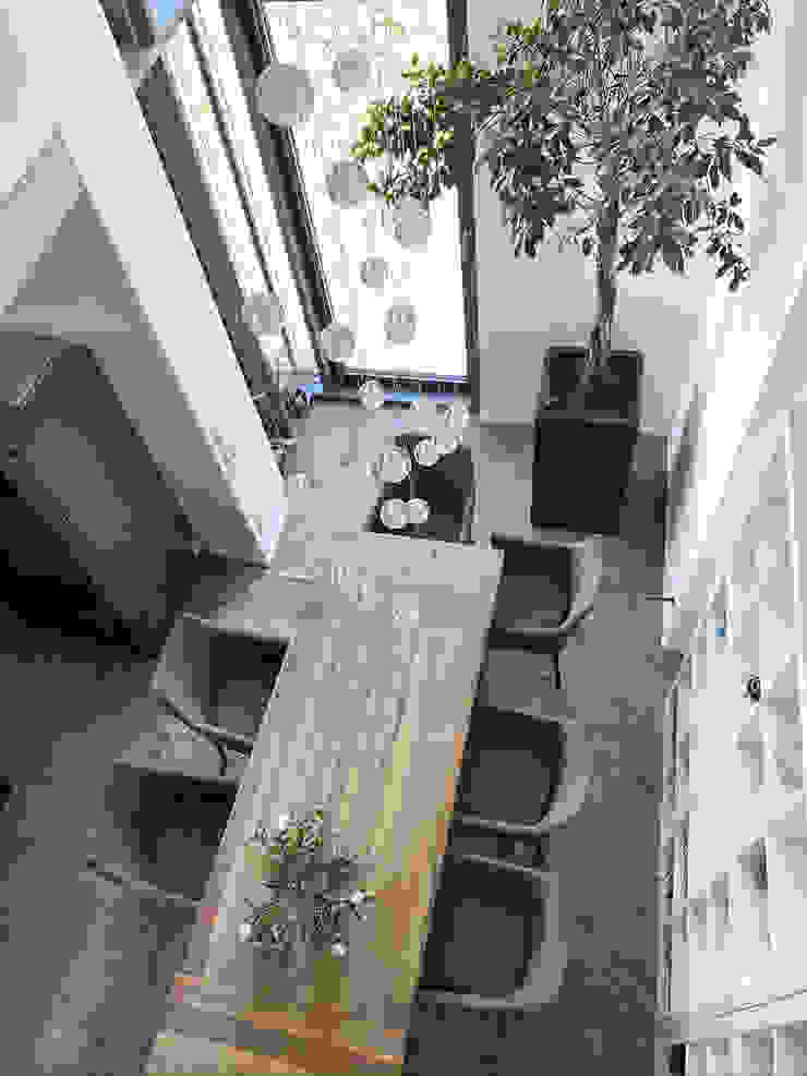 Blick von der Galerie in den Essbereich - Boden Estrich poliert und versiegelt Brigitte Hofmann Architektin Moderne Esszimmer Beton Grau