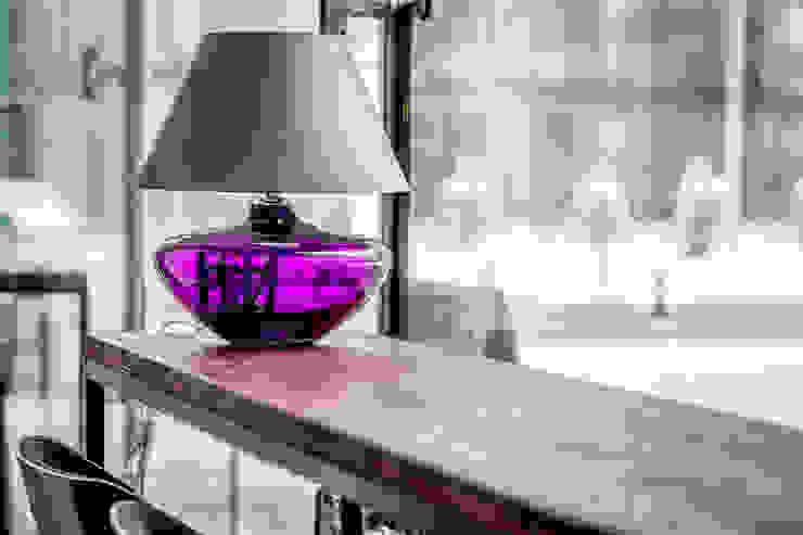 Glasleuchte, Vasenleuchte Tisch mit Schirm nach Wusch. Atelier Winter & Partner Moderne Wohnzimmer Glas Lila/Violett Glasleuchte, Tischleuchte