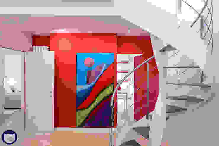 Scala a chiocciola Carla Gatto Soggiorno moderno Rosso carla gatto, bartolomeo gatto, soggiorno moderno, parete rossa, scala a chiocciola