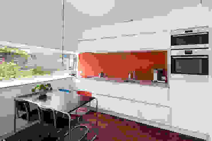 Verbouwing woning Tuinstraat Utrecht, M'n Architect M'n Architect Moderne keukens Tafel,kasten,Meubilair,Eigendom,aanrecht:,Gebouw,Plant,Keuken,Raam,Hout