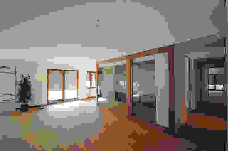 Estar DoA diseño original, arquitectura Salones de estilo moderno piso reforma tabiques luz amplitud madera blanco neutro cristal vivienda puertas correderas