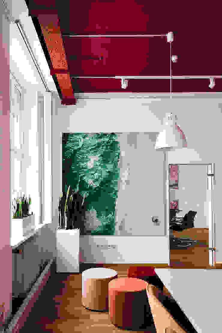 Meetingraum ​Innenarchitektur Federleicht Gewerbeflächen Rot Meetingraum, Wandfarbe, Büroumbau,Bürogebäude