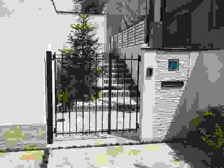 和洋折衷の暮らし 石貼りのクローズ外構 Homify