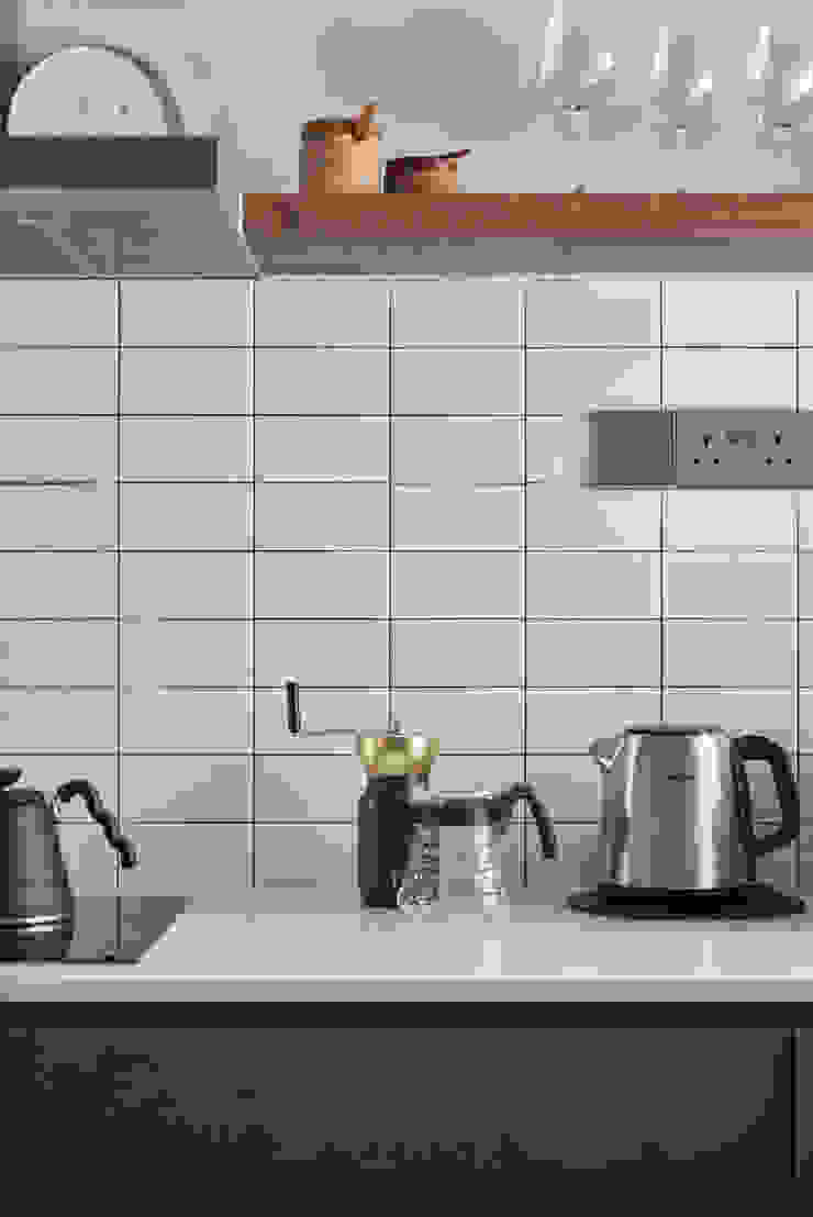 Moh Guan Eightytwo Modern kitchen