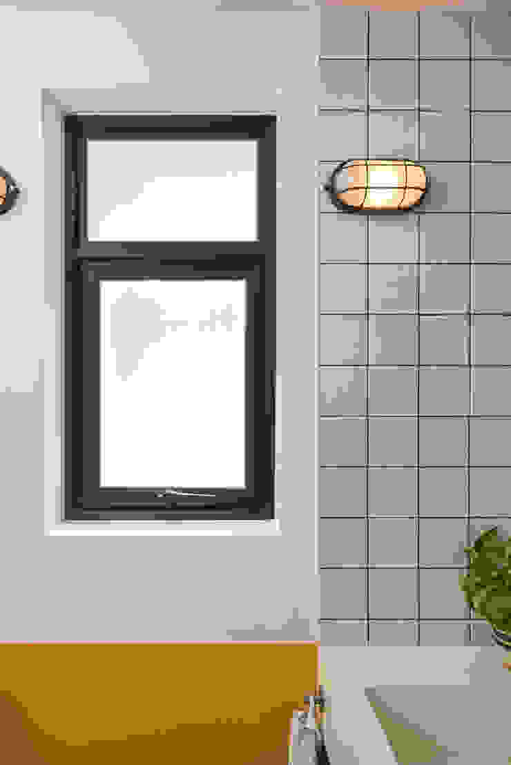 Moh Guan Eightytwo Modern bathroom