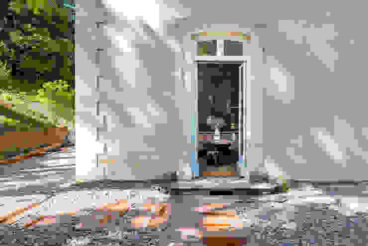 Rénovation d'une maison à Lyon, Synesthésies Synesthésies Balcon, Veranda & Terrasse classiques