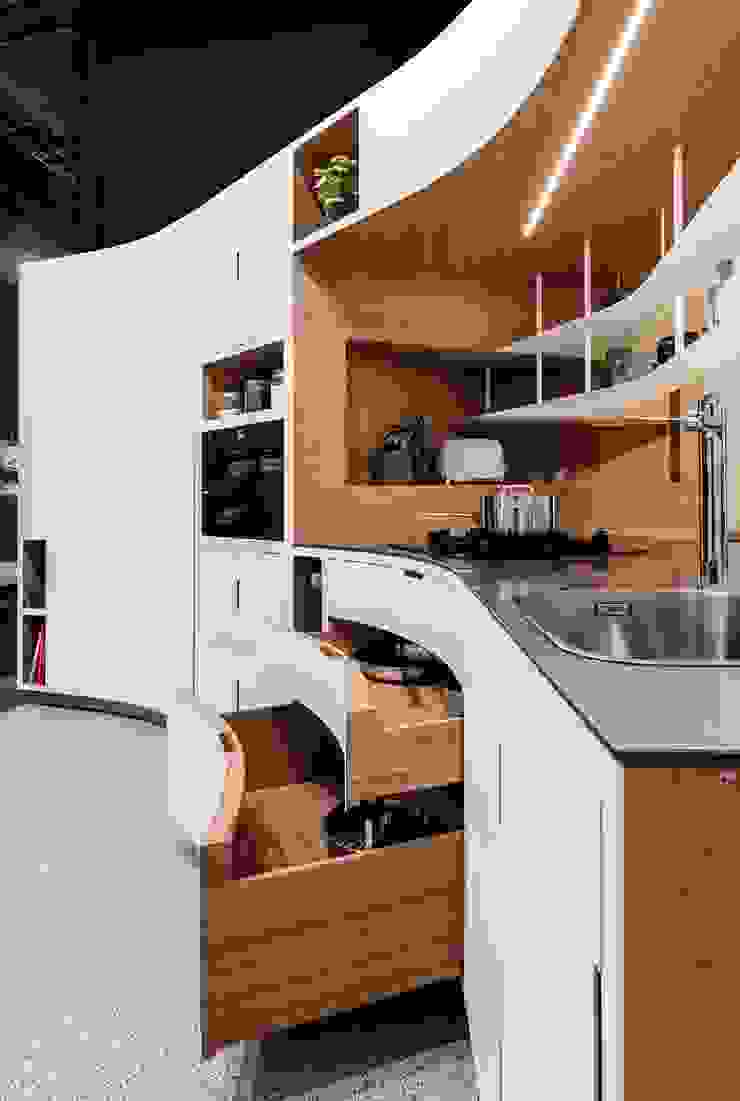 Cuisine et buffet sur-mesure conçu, produit et installé par JOA JOA Cuisine intégrée Fer / Acier Blanc cuisine, électroménager, bois, bambou, métal, acier, blanc, sur-mesure, rangements, plan de travail, inox, bibliothèque, suspension, étagères, chauffe-plat, garde-manger, garde manger, sur-mesure, sur mesure, design