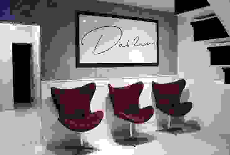 Sala de espera belissima! Carmela Design Espaços comerciais Madeira Vermelho sala de espera loja ,Lojas e espaços comerciais