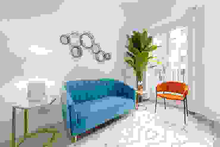 Un Pequeño Salón Ecléctico con mini Terraza: Perfecto para Espacios Pequeños, CARMELA INTERIORISMO CARMELA INTERIORISMO Salones de estilo ecléctico Propiedad,Muebles,Blanco,Planta,Producto,Azur,Madera,Diseño de interiores,Textil,Encendiendo