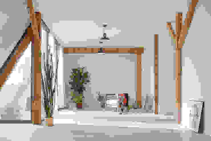Berliner Dachgeschosswohnung mit Loft-Flair, Atelier Blank Atelier Blank ミニマルデザインの リビング