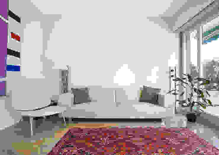 Tappeto Persia Shiraz rosso marrone ambientato su pavimento in marmo chiaro Persian House Soggiorno classico Rosso tappeto persiano Shiraz, tappeti persiani Shiraz, tappeto persiano rosso marrone, tappeti persiani rosso marrone