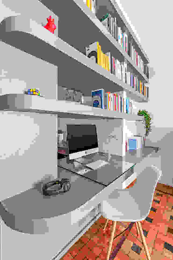 La scrivania integrata nella libreria Matteo Magnabosco Architetto Soggiorno moderno libreria, cartongesso, scrivania, smart working, smalto, sikkens, parquet