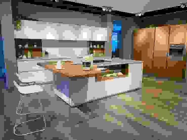 Cucine Veneta Cucine - EXPO Trigoria, fava guerino arredamenti fava guerino arredamenti Cucina attrezzata Tavolo,Mobilia,Ebanisteria,Controsoffitto,Costruzione,Illuminazione,Interior design,Legna,Cucina,Sedia