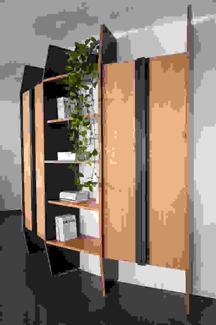 Scaffale-armadio da ufficio per una parete curva Remigio Architects Studio minimalista Legno scaffale in legno, multistrato rivestito con ferro,Armadi & Scaffali