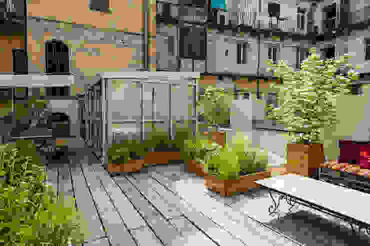Il giardino pensile e il volume vetrato d'accesso ELENA CARMAGNANI ARCHITETTO Balcone, Veranda & Terrazza in stile rustico giardino pensile, tetto verde, recupero materiali