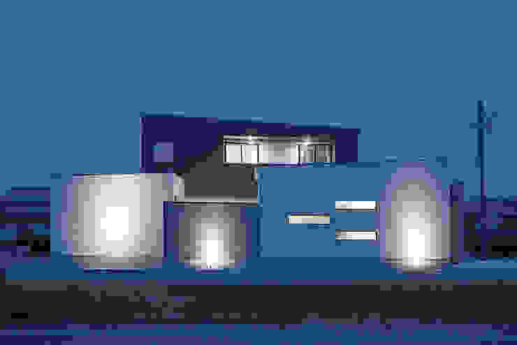 中庭と流れる屋根の家 Homify