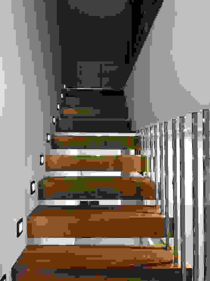 Perspectiva de subida de escalera de Iroko a buhardilla CO.RE.CU SL Escalera de madera
